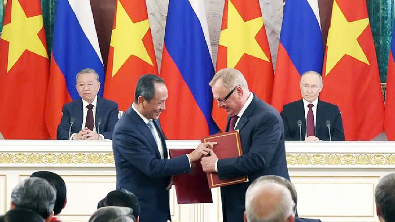 Vietnam Airlines signs MoU on cooperation with VTB Bank of Russia