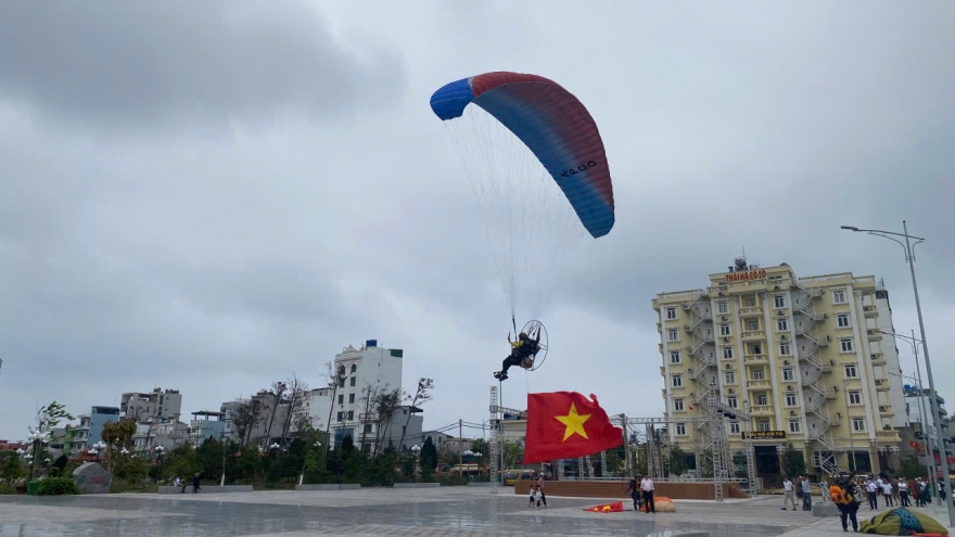 Trình diễn dù lượn quảng bá du lịch Cô Tô (Quảng Ninh)