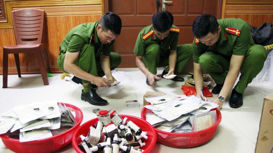 Nghi vấn 2 nhóm đối tượng buôn hàng nghìn sản phẩm giả thuốc chữa bệnh