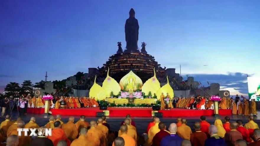 Shakyamuni Buddha’s sacred Śarīra enshrined at Ba Den Mountain