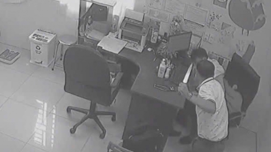 Bác sĩ tại Đồng Nai rút 2 con dao đâm đồng nghiệp vì mâu thuẫn