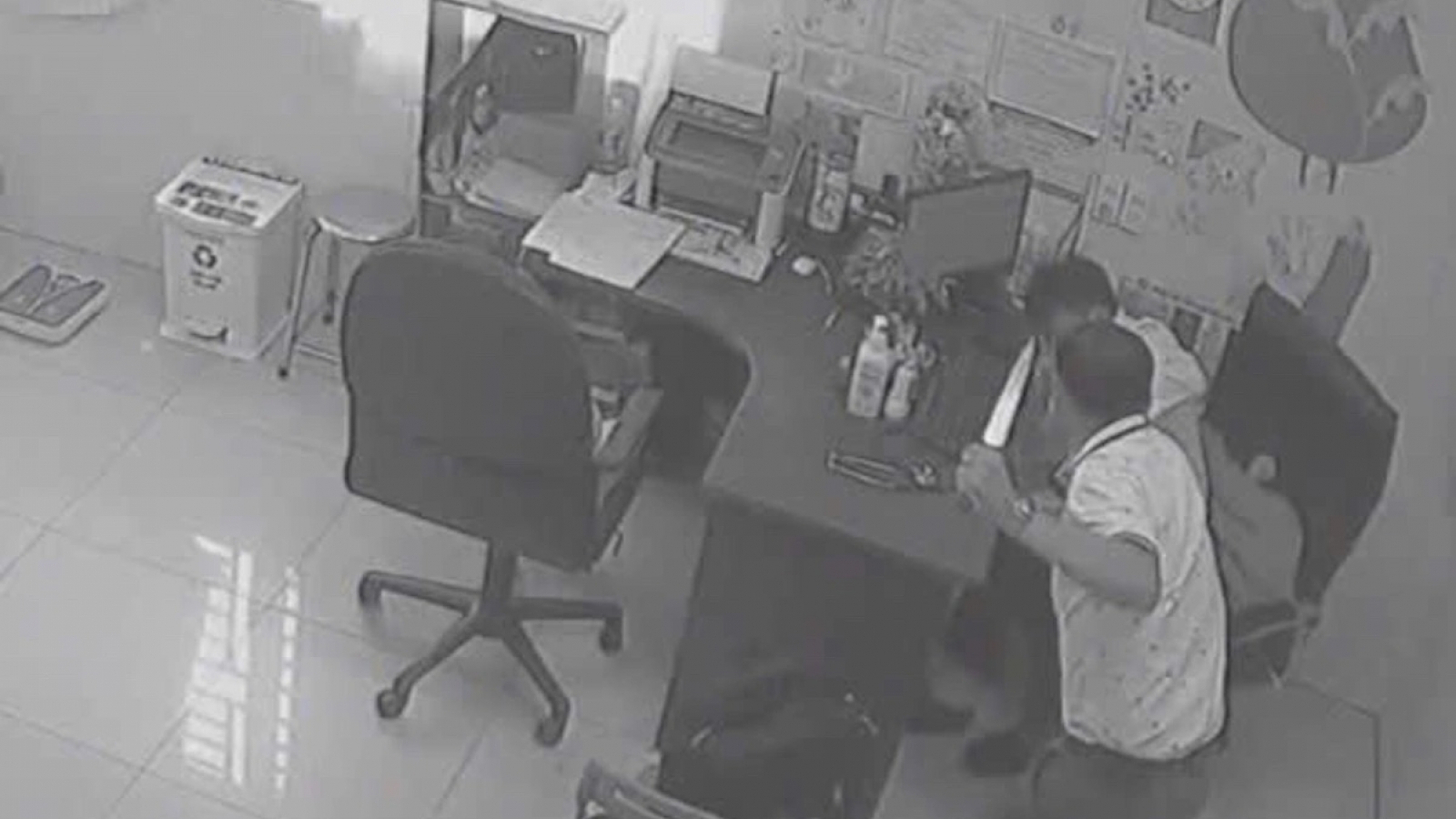 Bác sĩ tại Đồng Nai rút 2 con dao đâm đồng nghiệp vì mâu thuẫn
