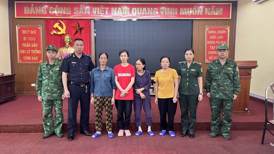 Bắt nhóm đối tượng vận chuyển trái phép ngoại tệ qua biên giới