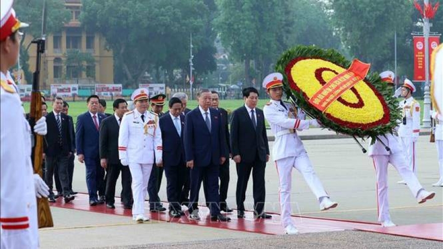 Lãnh đạo Đảng, Nhà nước, đại biểu Quốc hội vào Lăng viếng Chủ tịch Hồ Chí Minh