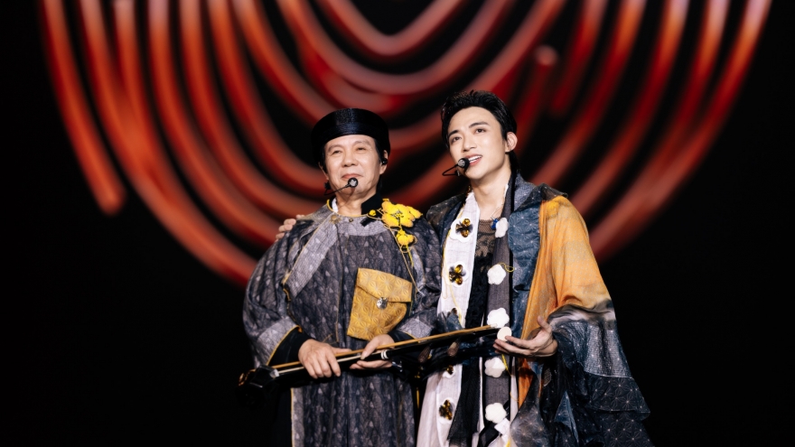 SOOBIN chơi đàn bầu cùng bố, mang làng quê Bắc Bộ lên sân khấu live-concert