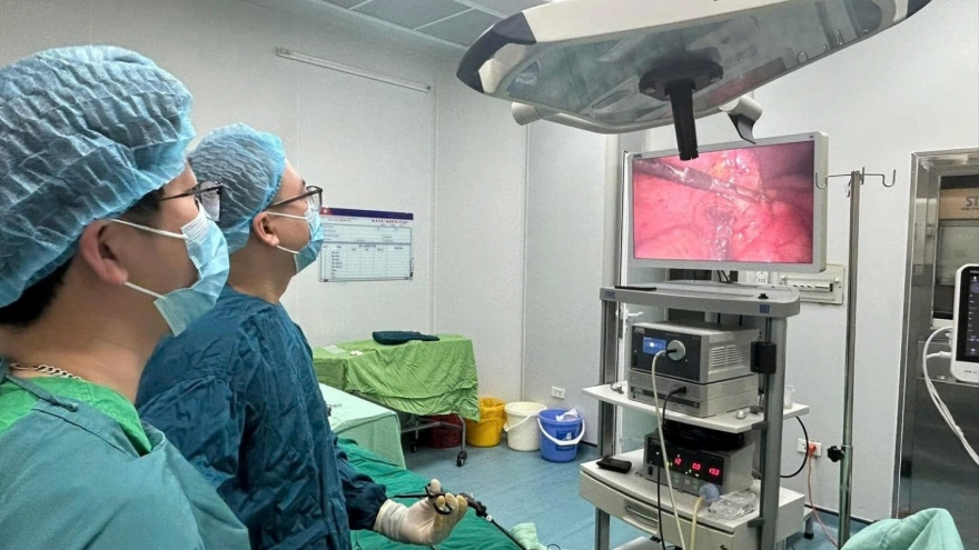 Người đàn ông bị viên sỏi “bắn” thủng ruột khi cắt cỏ bằng máy