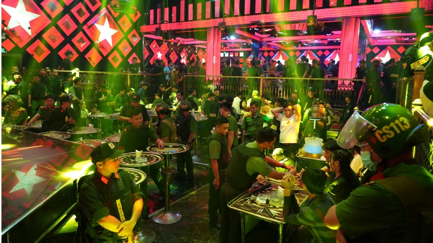 Bắt tạm giam chủ quán cùng 21 người sau vụ đột kích quán bar Paris Night