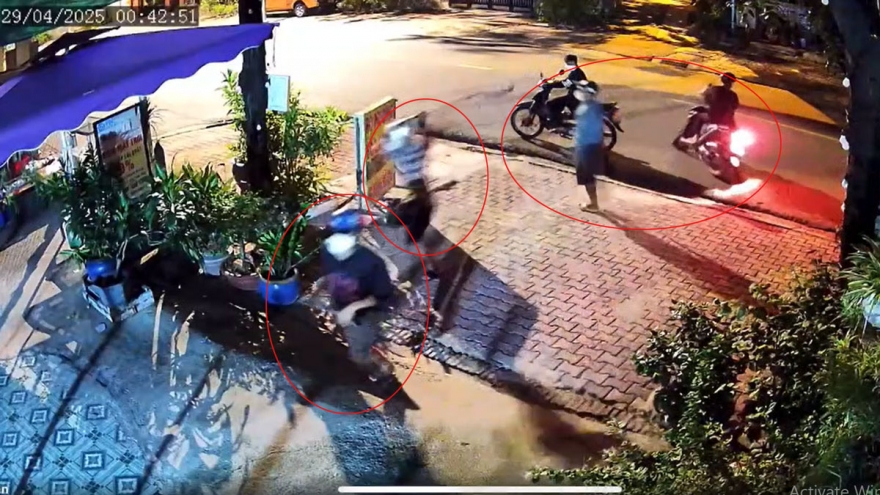 Tạm giữ nhóm thanh niên mang hung khí náo loạn quán ăn ở Bình Dương
