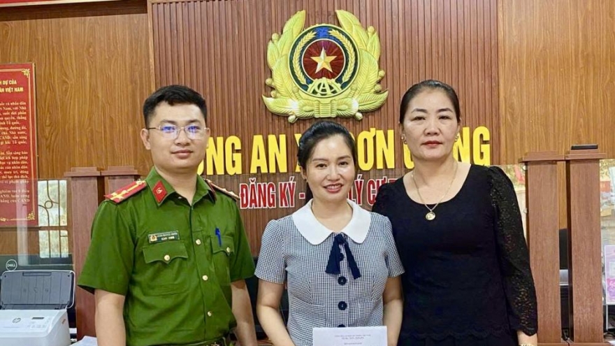 Hai lần nhờ công an tìm người trả lại 1.9 tỷ đồng chuyển khoản nhầm
