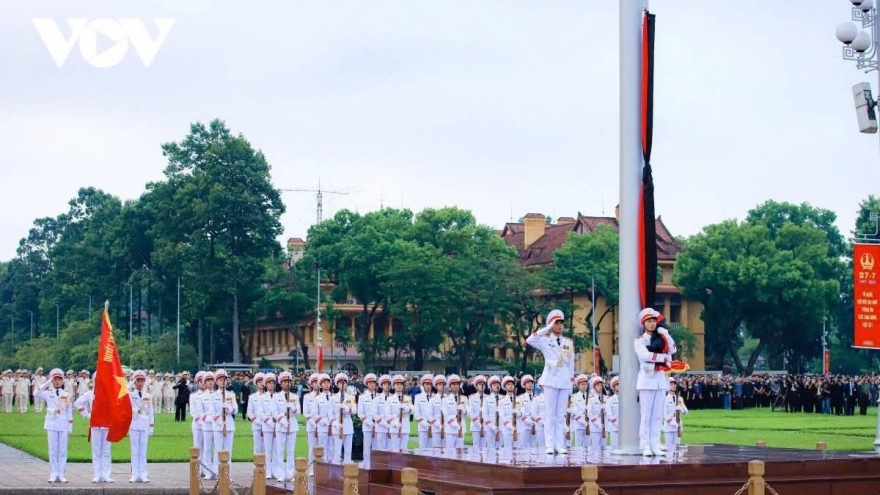 Treo cờ rủ, không tổ chức hoạt động vui chơi công cộng trong 2 ngày Quốc tang