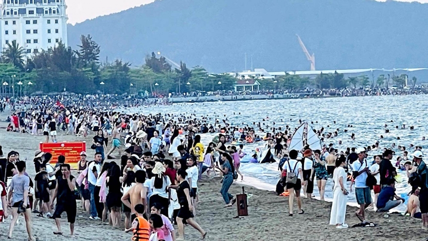 Cửa Lò: Tắm tráng nước nhỏ giọt, phòng thay đồ hôi thối, du khách ngán ngẩm