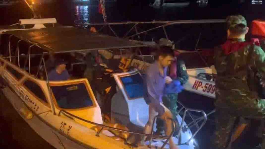 Cứu 6 thuyền viên gặp nạn trên vùng biển Cát Bà, Hải Phòng