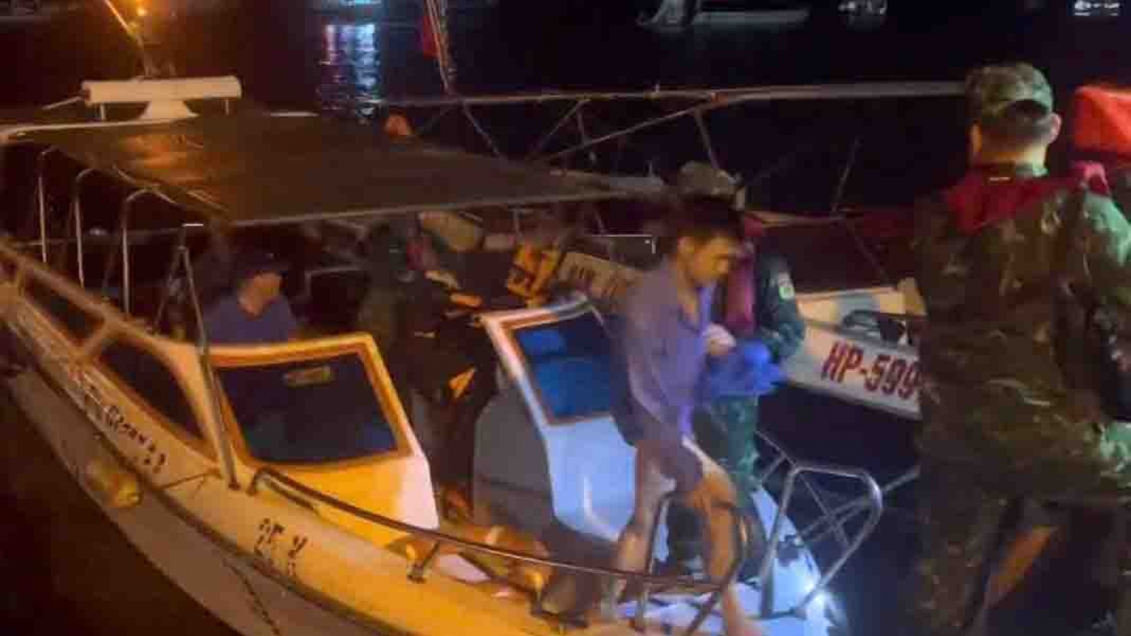 Cứu 6 thuyền viên gặp nạn trên vùng biển Cát Bà, Hải Phòng