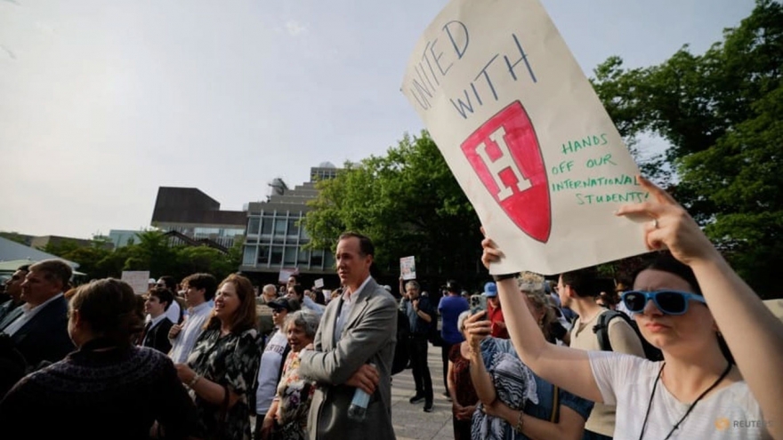 Tổng thống Trump hoãn tước quyền tuyển sinh viên quốc tế của Đại học Harvard