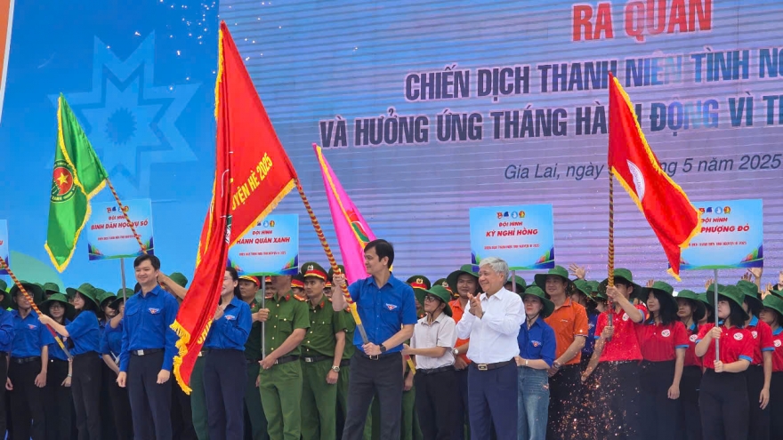 Ông Đỗ Văn Chiến dự lễ ra quân chiến dịch thanh niên tình nguyện hè tại Gia Lai