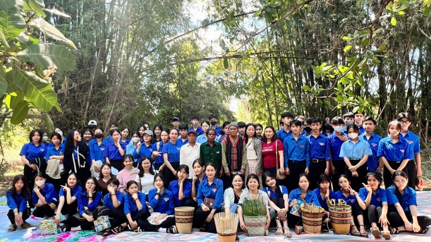 Thanh niên Jarai học theo lời Bác, đưa buôn làng phát triển