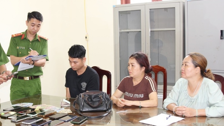 Lợi dụng chiêm bái xá lợi Đức Phật để móc điện thoại, ba đối tượng bị bắt