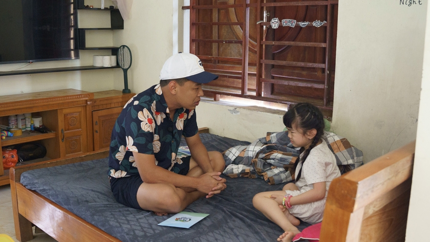 Trung Ruồi gọi vợ cầu cứu, Phan Đinh Tùng hát xin nợ mực trên biển