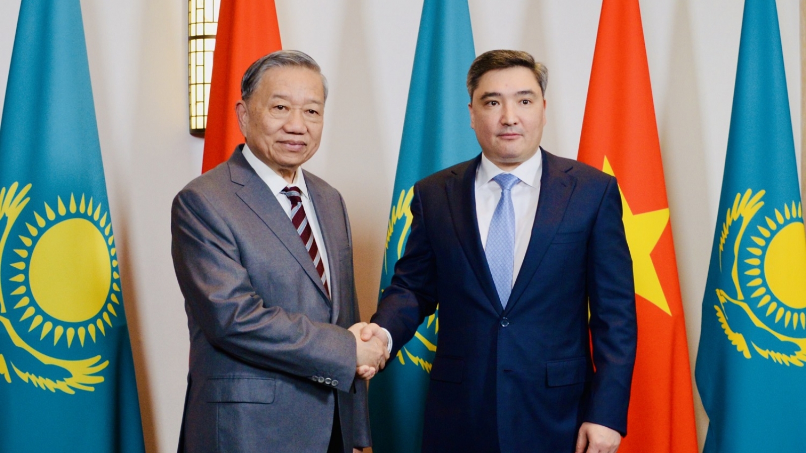 Tổng Bí thư Tô Lâm hội kiến Thủ tướng Cộng hòa Kazakhstan Olzhas Bektenov