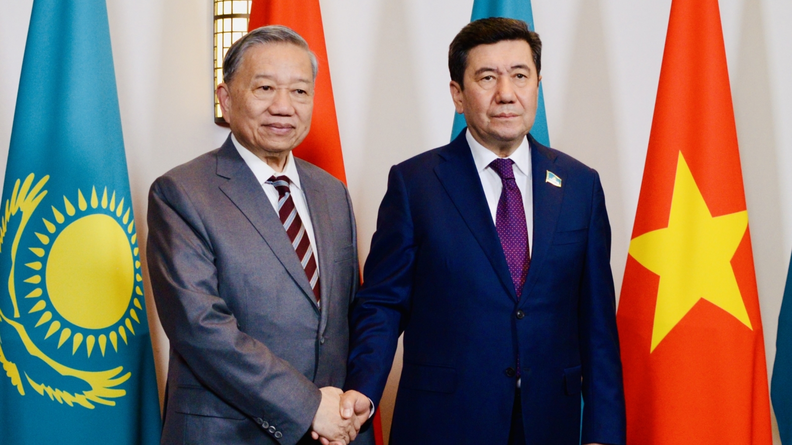 Tổng Bí thư Tô Lâm hội kiến Chủ tịch Hạ viện Kazakhstan