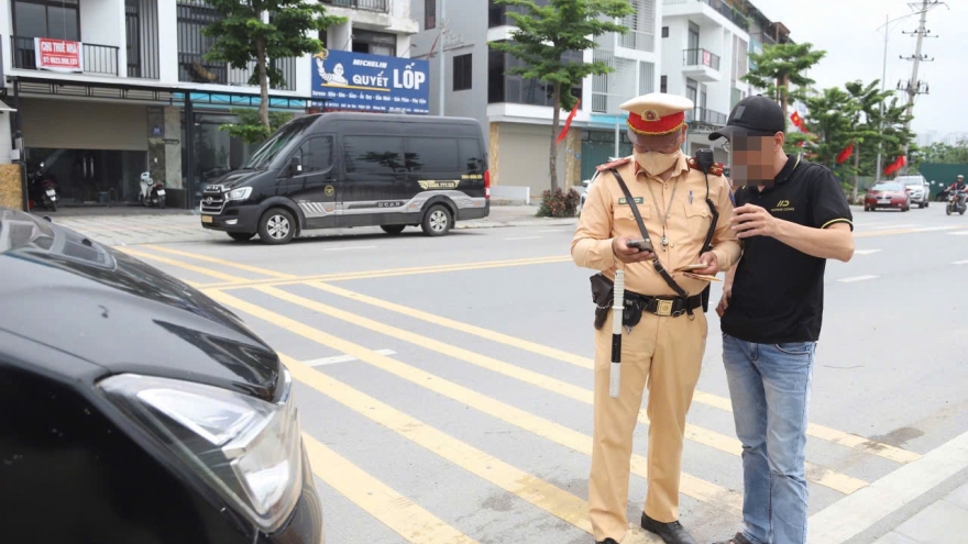 Hà Nội ghi hình xử lý hàng loạt xe limousine, ô tô đón trả khách trái quy định