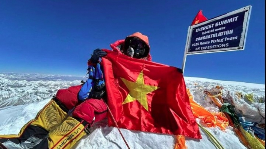 Vietnamese man conquers two of world’s highest mountains in 48 hours