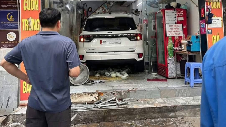 Nhầm chân ga, người đàn ông lái ô tô lao thẳng vào quán bánh cuốn ở Hà Nội