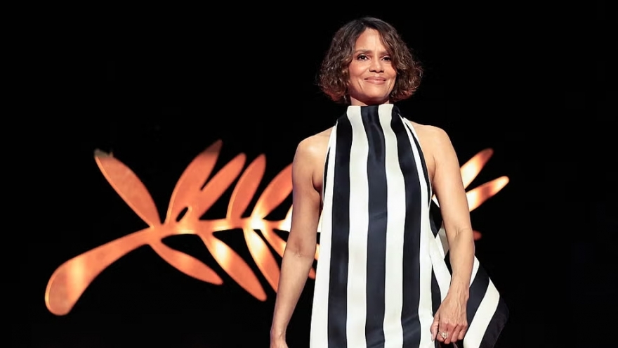 Halle Berry buộc phải đổi váy để tuân thủ quy định trang phục mới tại Cannes