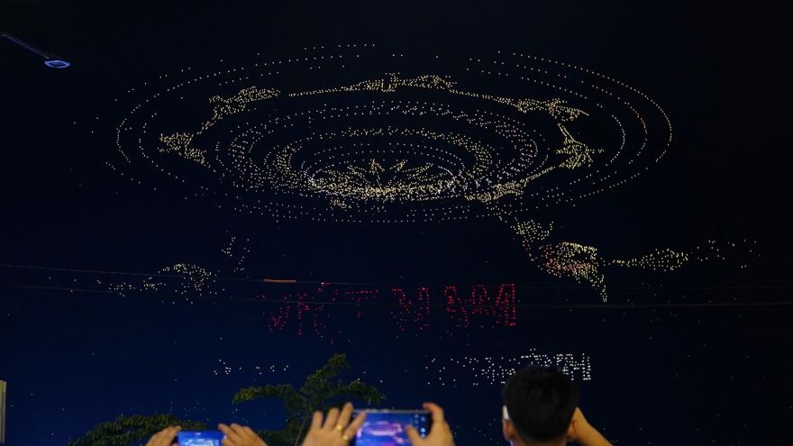 Chuyện gì xảy ra với màn trình diễn 10.500 drone đột xuất đêm 30/4 của TP.HCM?