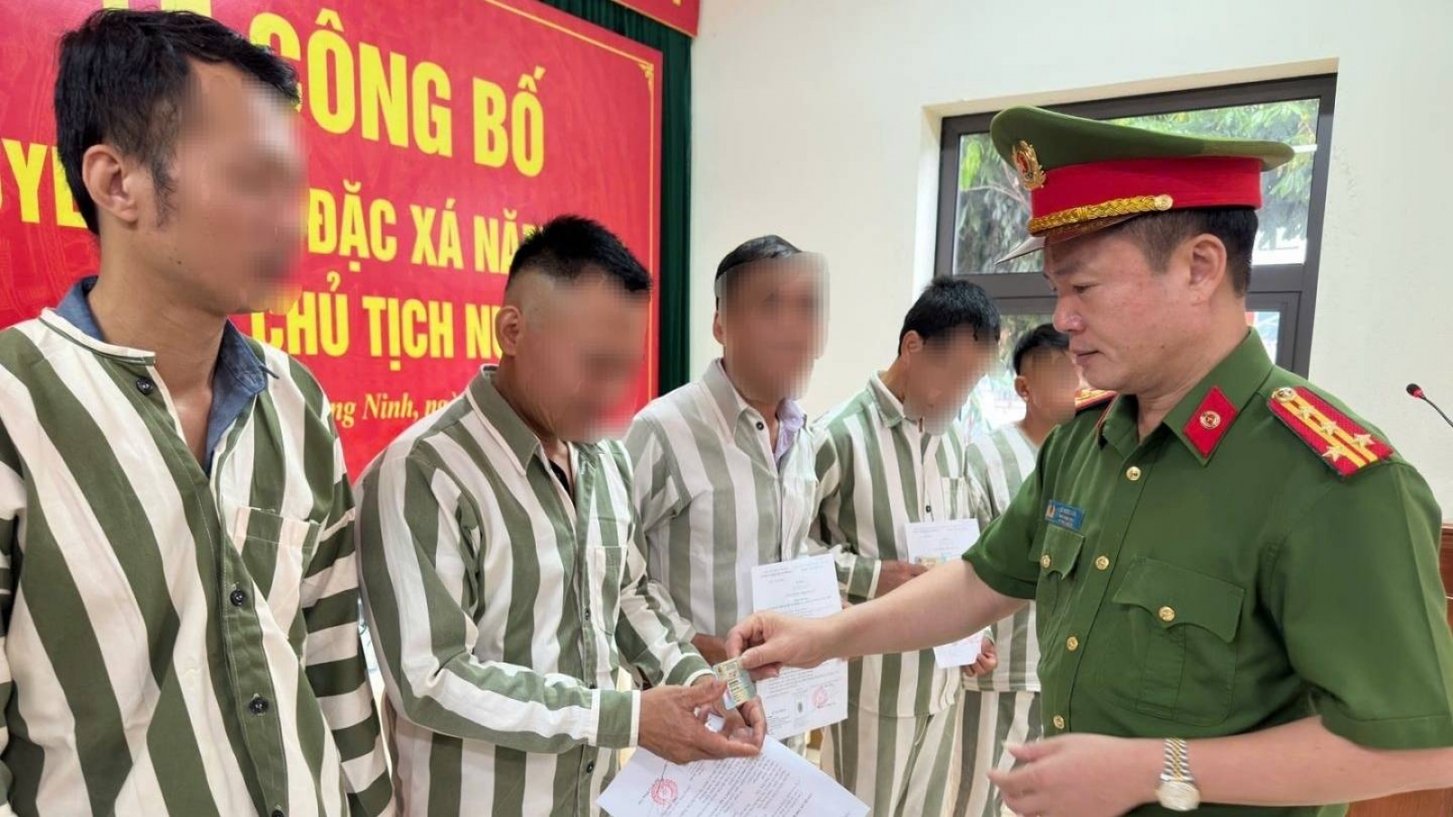 Nóng 24h: Nhiều trại giam đồng loạt công bố quyết định đặc xá cho phạm nhân dịp 30/4