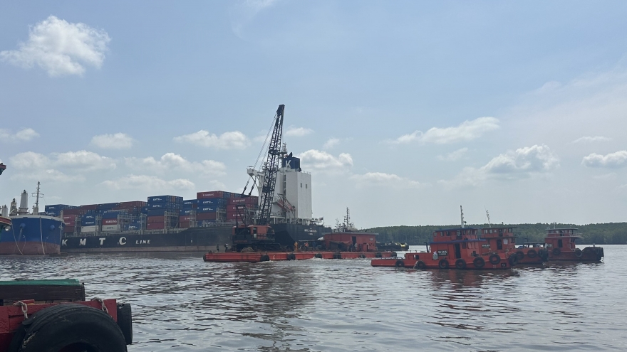 TP.HCM ứng phó sự cố tràn dầu do tai nạn giữa 2 tàu chở hàng nước ngoài