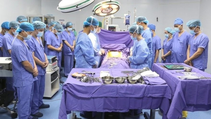 Nữ điều dưỡng ở Quảng Ninh quỳ gối tiễn biệt tạng của chồng