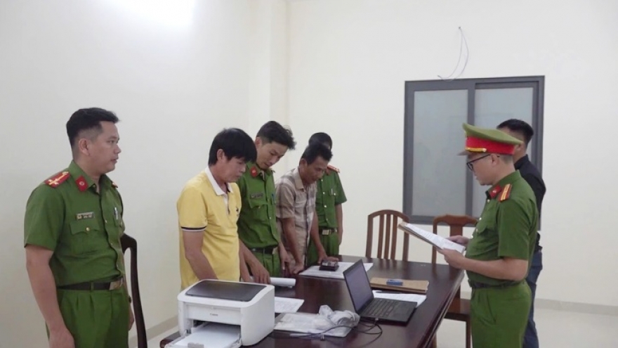 Khởi tố, bắt tạm giam 2 huấn luyện viên bóng đá Khánh Hòa