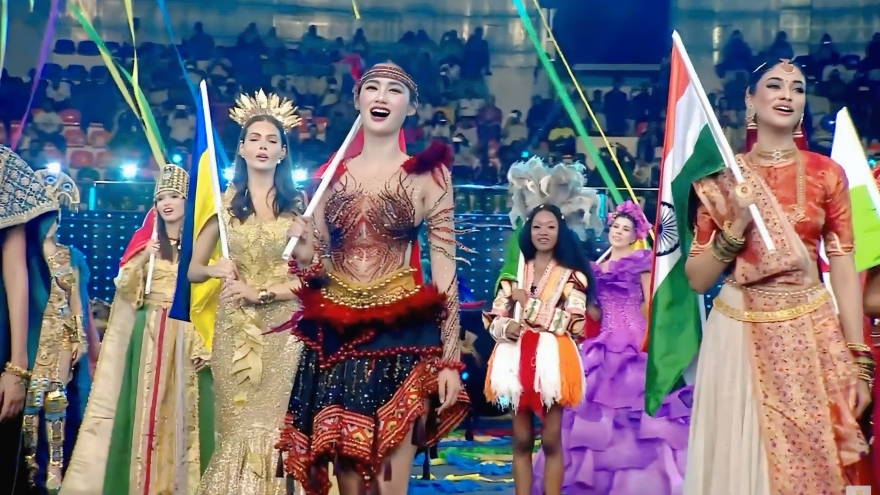 Hoa hậu Ý Nhi nhảy "Vũ điệu đại ngàn" ở khai mạc Miss World