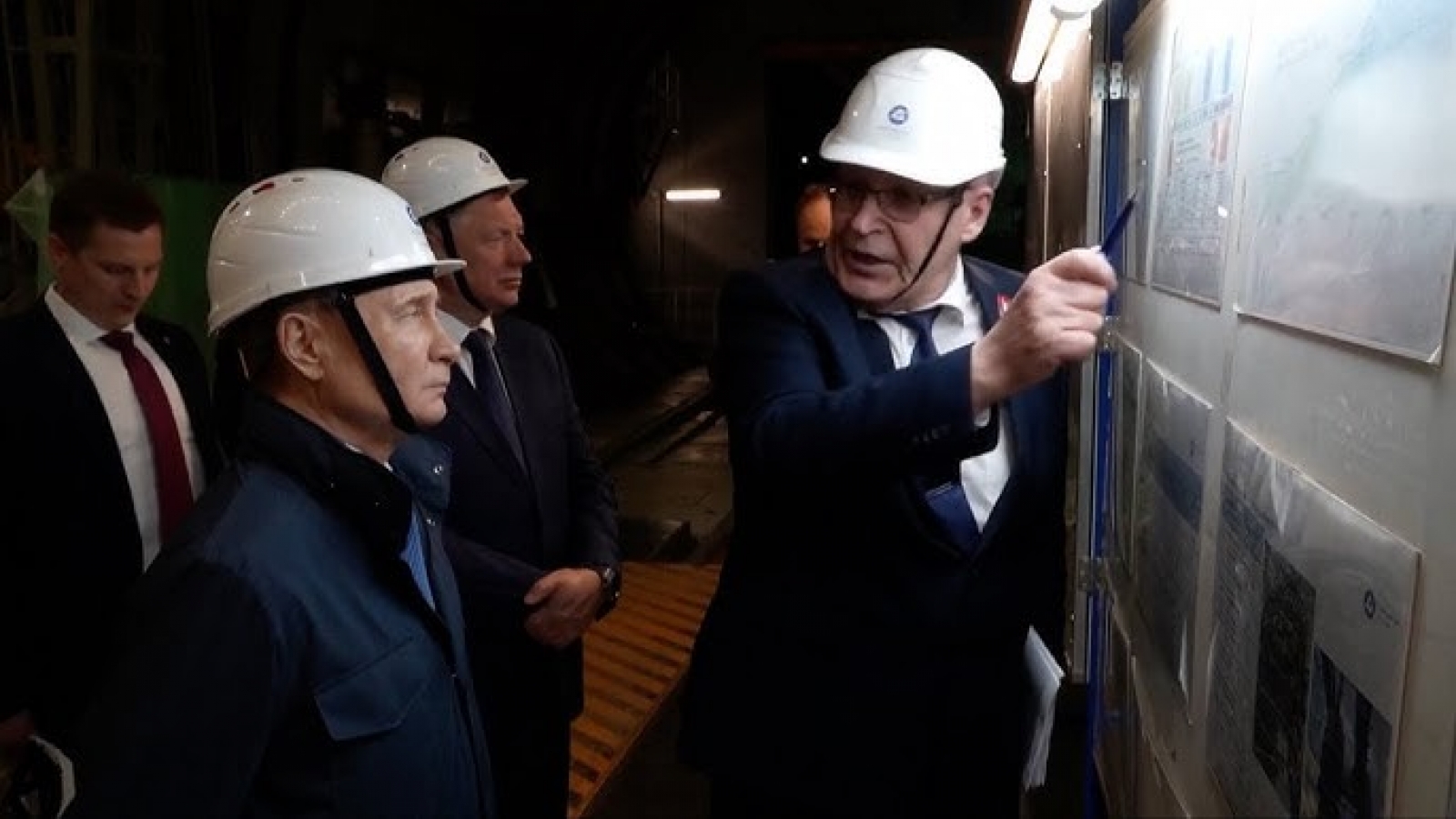 Hình ảnh Tổng thống Nga Putin thăm nhà máy điện hạt nhân tại Kursk