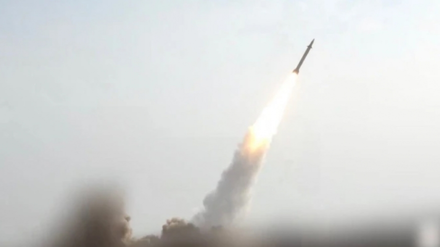 Houthi nhận trách nhiệm bắn tên lửa đạn đạo vào sân bay lớn nhất của Israel