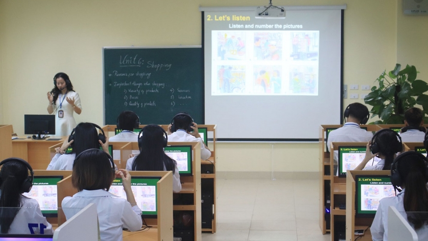 Cho phép giảng viên làm kinh tế có ảnh hưởng đến hình ảnh người thầy?