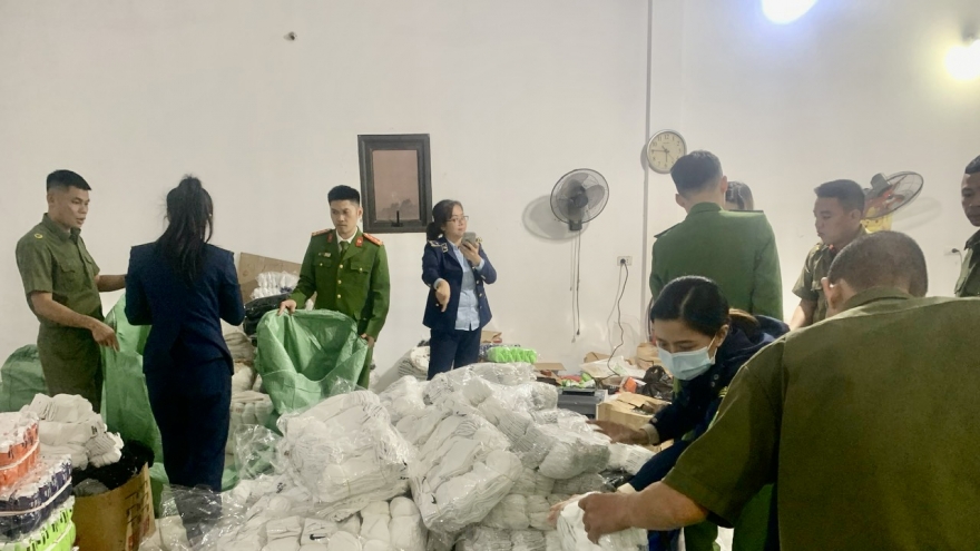 Khởi tố đối tượng sản xuất 200.000 đôi bít tất giả nhãn hiệu nổi tiếng