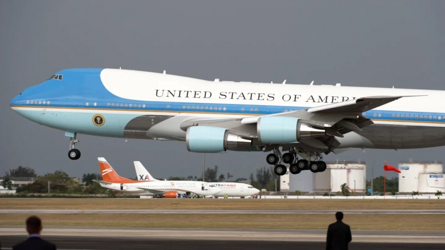Điều ít người biết về cuộc săn lùng Không Lực Một mới của ông Trump