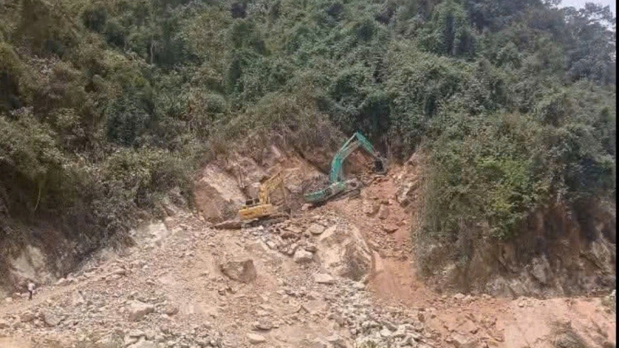 Tảng đá rơi trúng máy xúc tại công trường, một công nhân tử vong