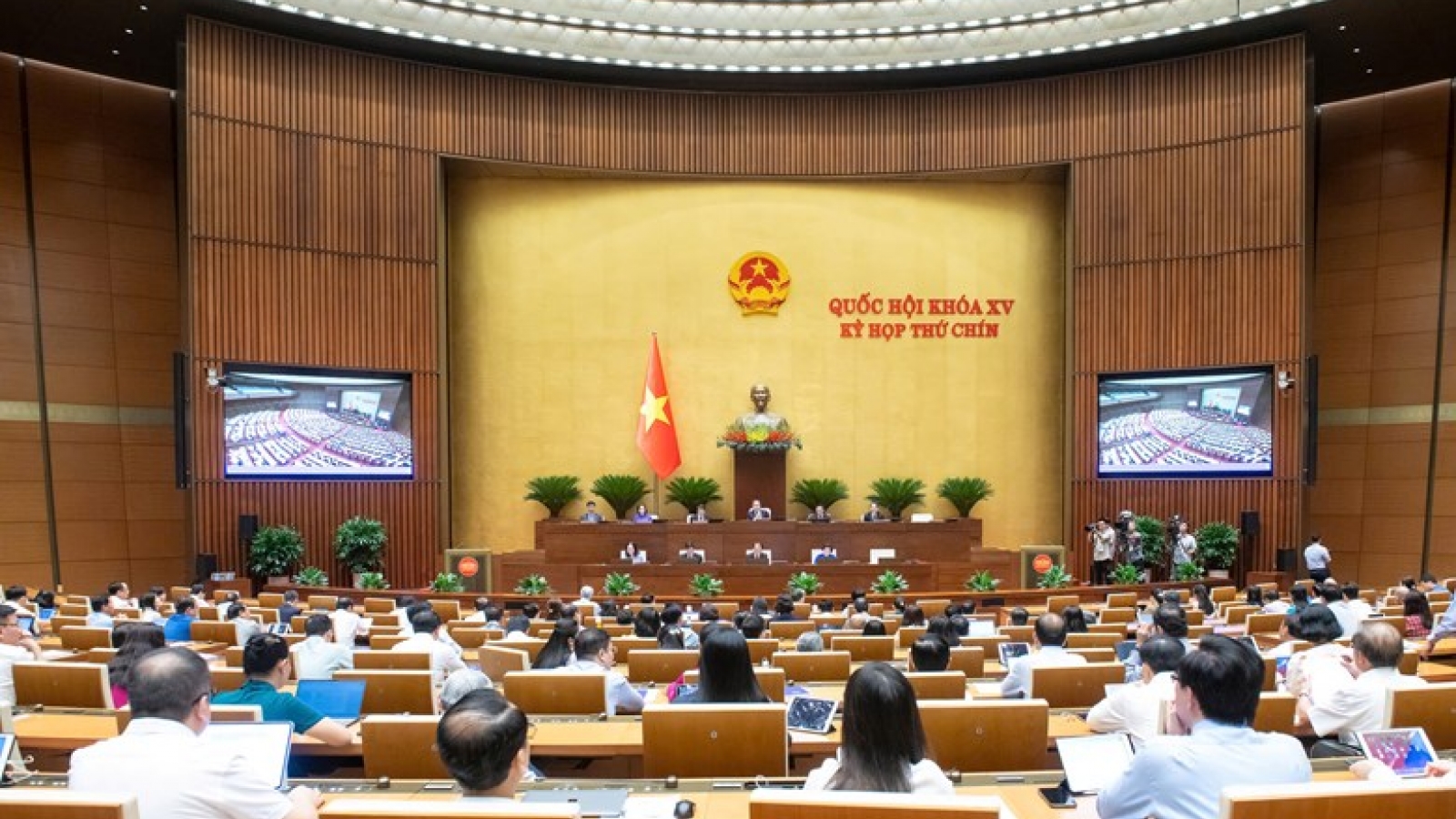 Quốc hội xem xét đầu tư 2 đường bộ cao tốc và rút ngắn nhiệm kỳ khóa XV