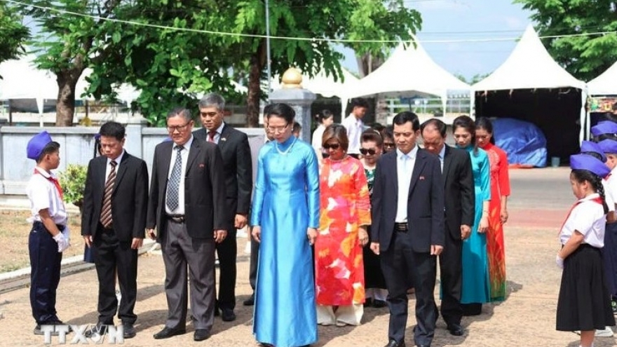 Vietnamese in Laos pay tribute to President Ho Chi Minh