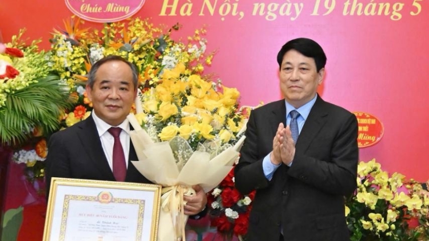 Chủ tịch nước trao Huy hiệu 40 năm tuổi Đảng cho Chủ nhiệm Văn phòng Chủ tịch nước