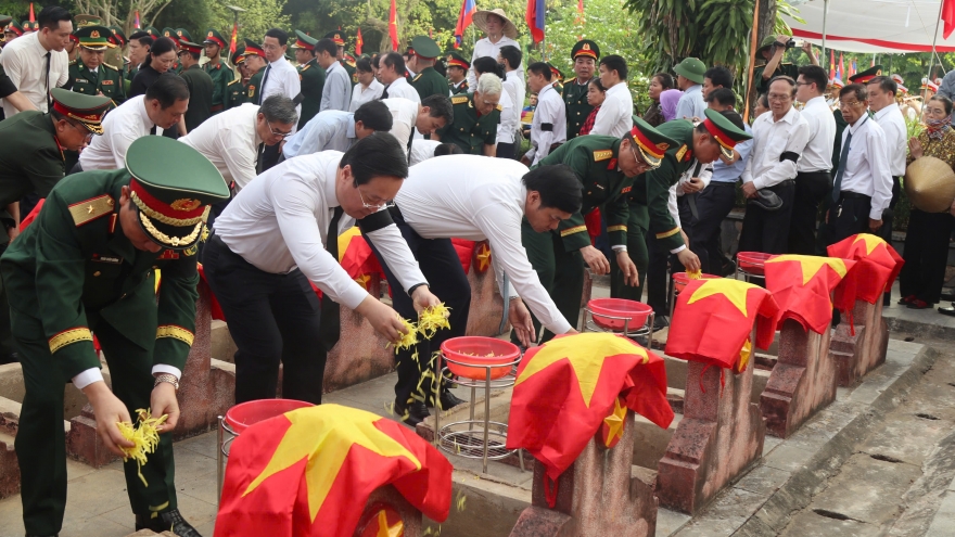 Trang nghiêm Lễ truy điệu, an táng 76 hài cốt liệt sĩ hy sinh tại Lào