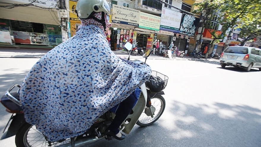 Những lưu ý cho chị em khi đi xe máy dưới trời nắng nóng để tránh tai nạn