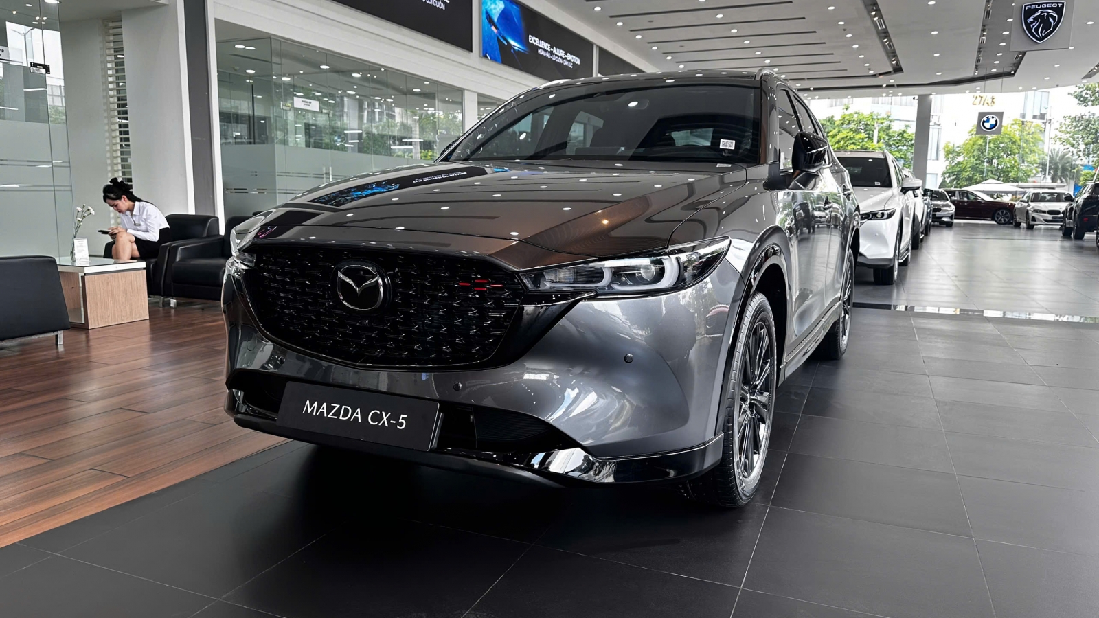 Giá Mazda CX-5 tạo "đáy" mới, cuộc đua xe C-SUV thêm nóng