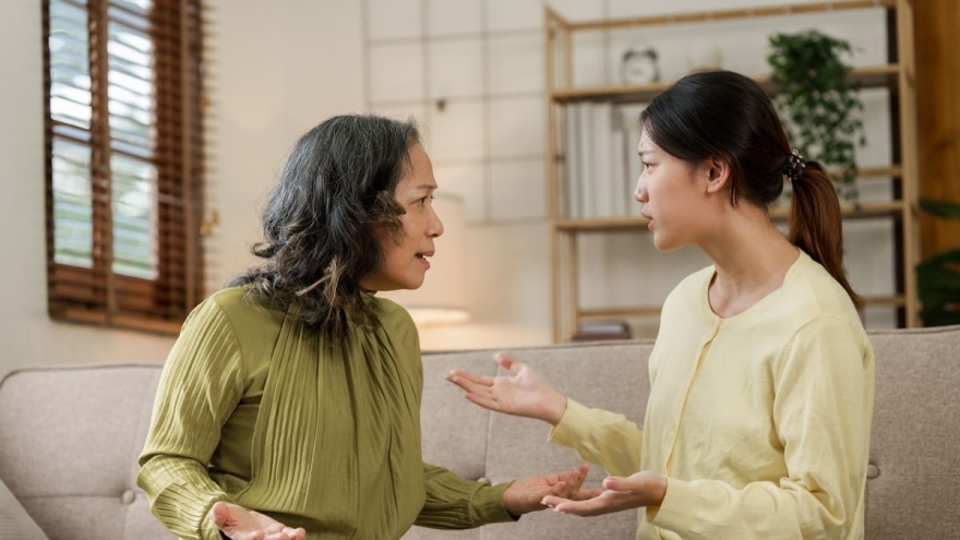 Đi du lịch khi em chồng ốm, tôi bị mẹ chồng mắng tơi tả