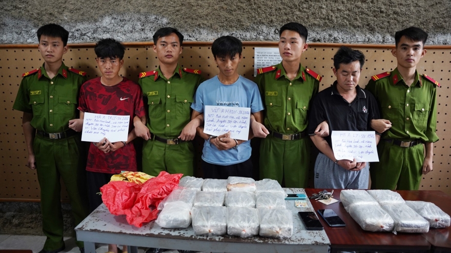 Bắt giữ 3 người vận chuyển 50 bánh hồng phiến qua tỉnh Điện Biên