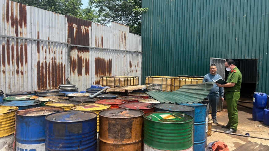Triệt phá cơ sở xả hàng tấn bã dầu độc hại ra môi trường tại Gia Lâm, Hà Nội