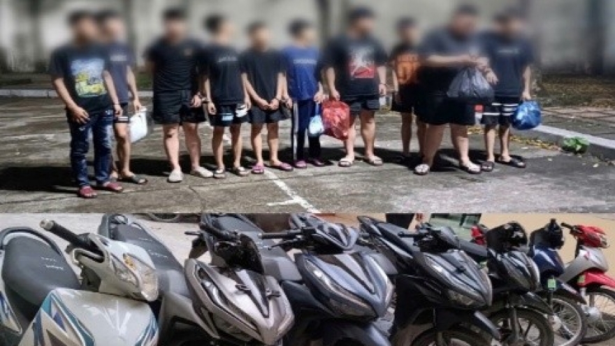 Bắt nhóm "quái xế" dùng hung khí đánh người đi đường, ném chai lọ ở Hà Nội